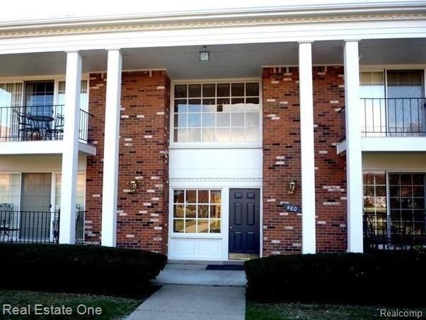 Primary Photo - 484 N Fox Hills Dr