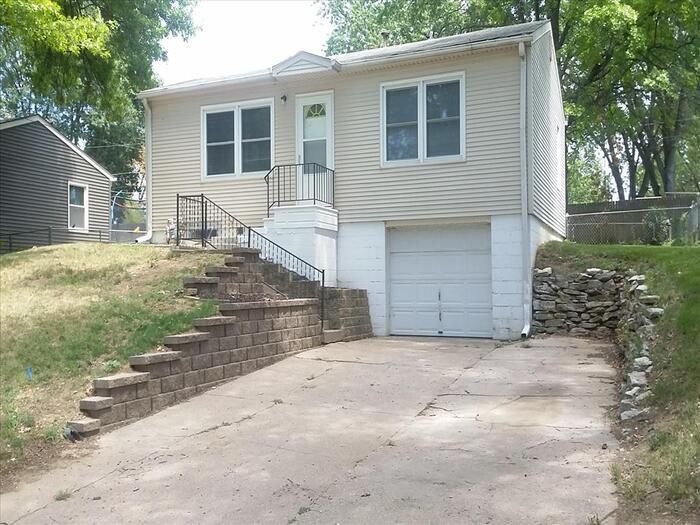 Raised Ranch Starter Home House Rental in Bellevue, NE