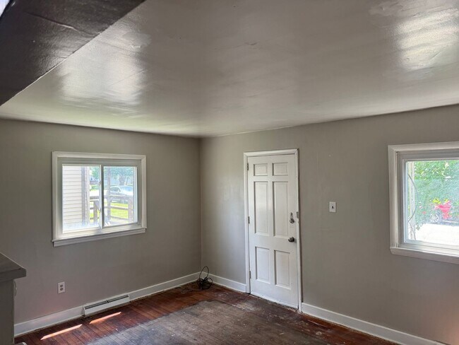 Building Photo - 2 Bed / 1 Bath in Clairton