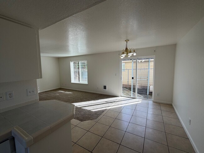 Foto del edificio - 4338 Ward Pl NE