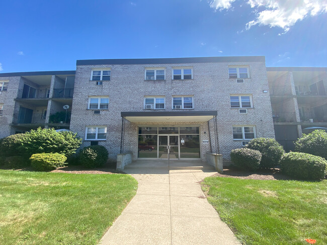 Building Photo - 300 Meadowside Rd