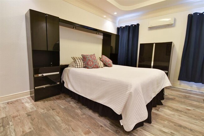 Building Photo - 2121 Common St