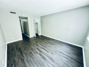 Building Photo - 601 W 11th St