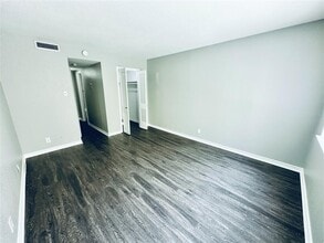 Building Photo - 601 W 11th St