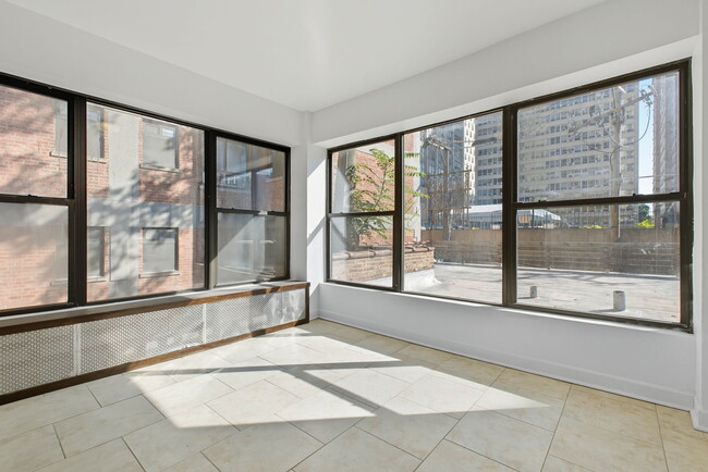 Building Photo - 3939 N Pine Grove Ave