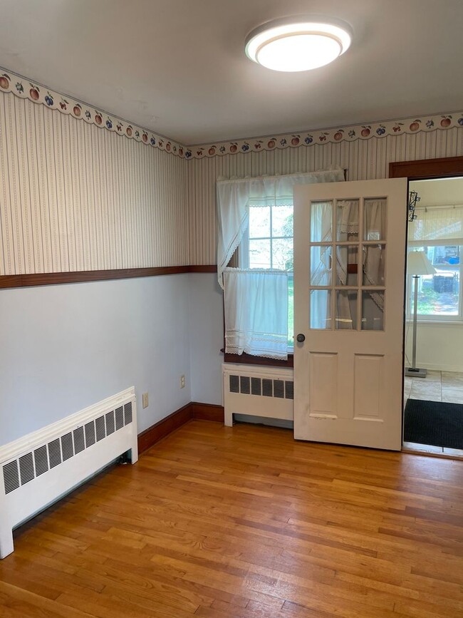 Building Photo - 4 BR 1 BATH home
