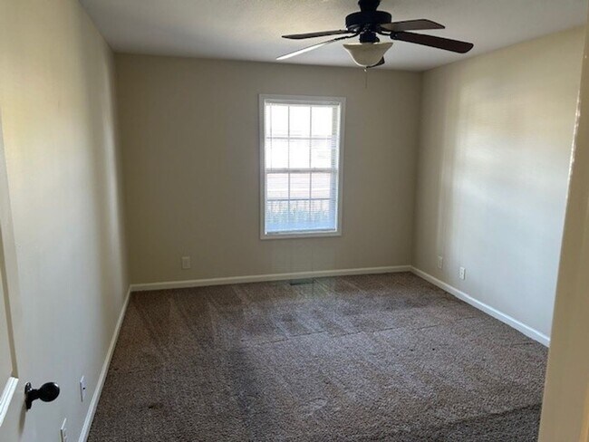Building Photo - 972 Silty Dr
