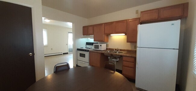 Building Photo - Spacious studio in a duplex with laundry c...