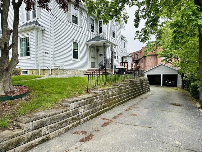 Building Photo - 242 Presidents Ln