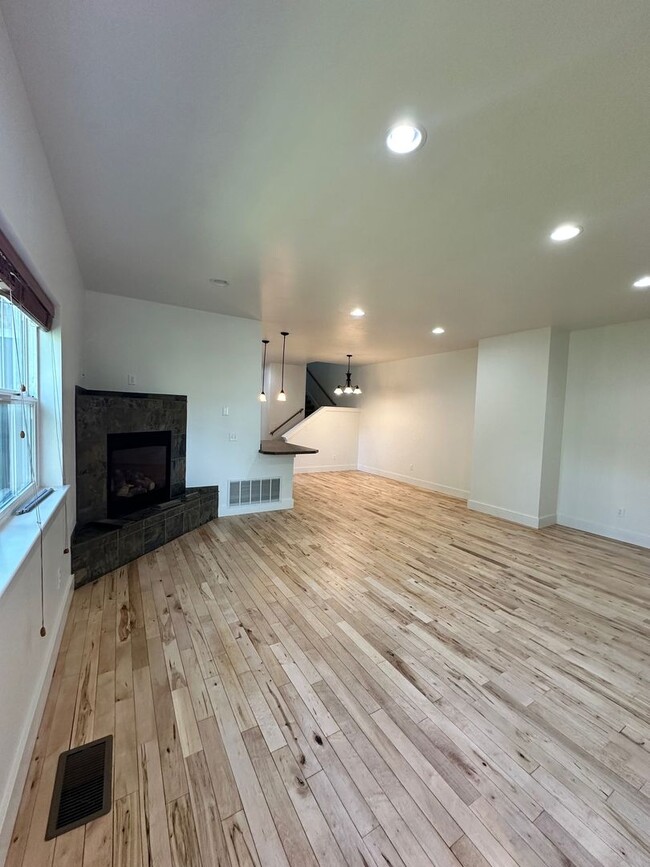 Building Photo - Beautiful 4 bedroom townhome
