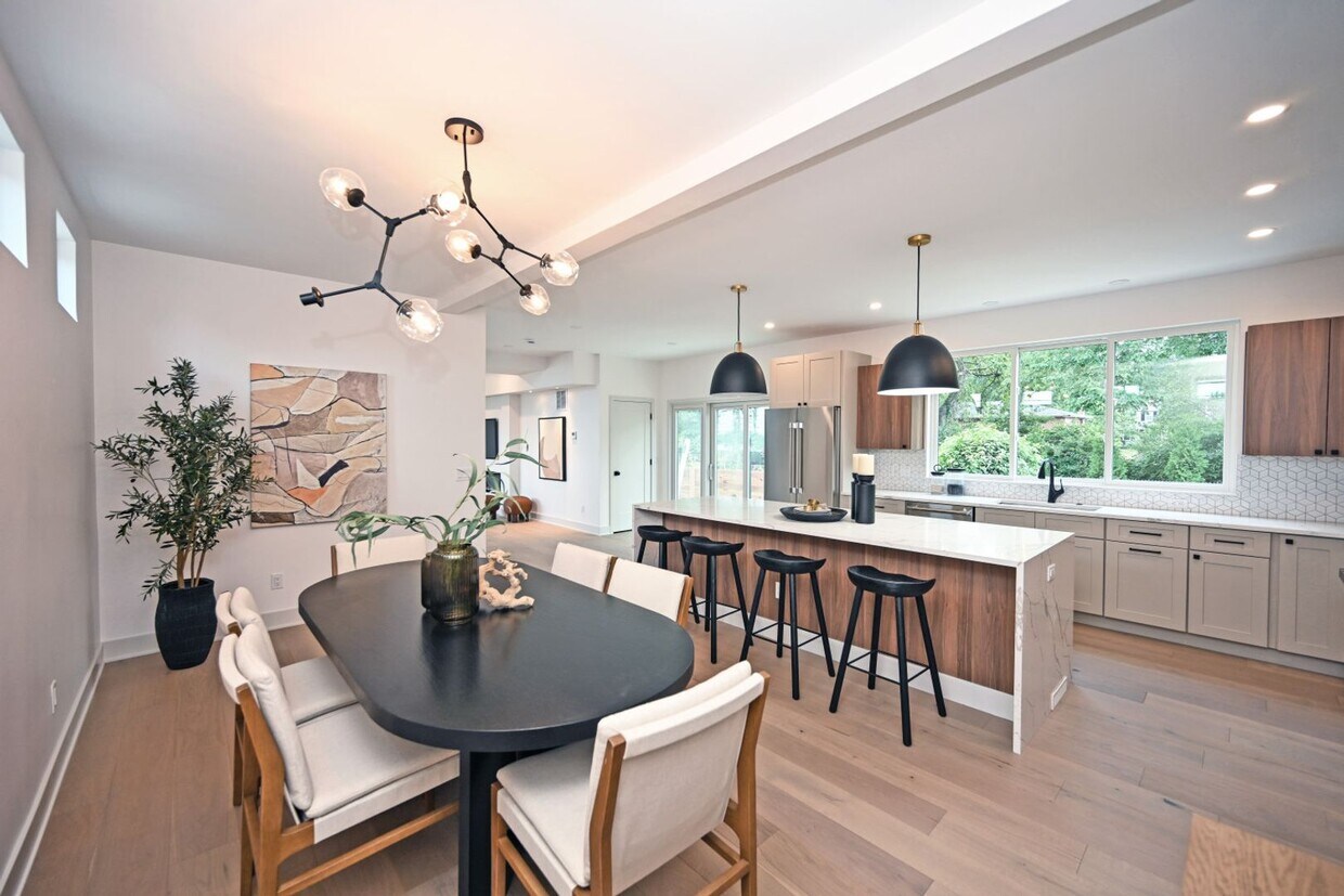 Foto principal - 3 Bed, 3.5 Bath - Modern, sleek & steps fr...
