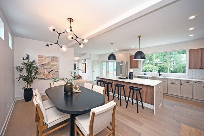 3 Bed, 3.5 Bath - Modern, sleek & steps fr... - 3 Bed, 3.5 Bath - Modern, sleek & steps fr... House