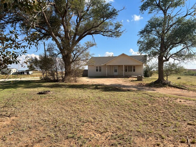 Building Photo - Country Living Home