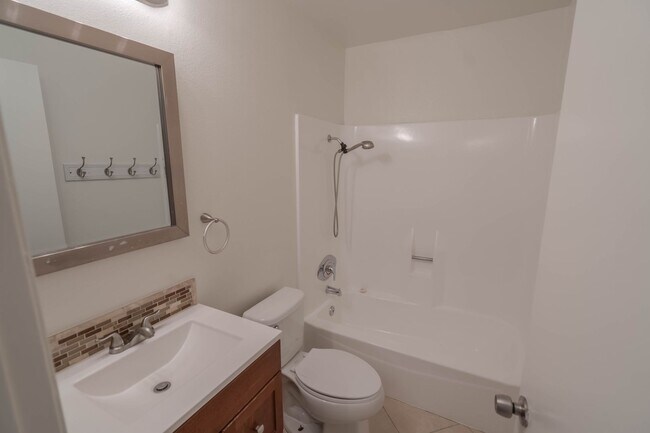 Foto del edificio - American Beauty Garden 4 Bedroom Home in C...