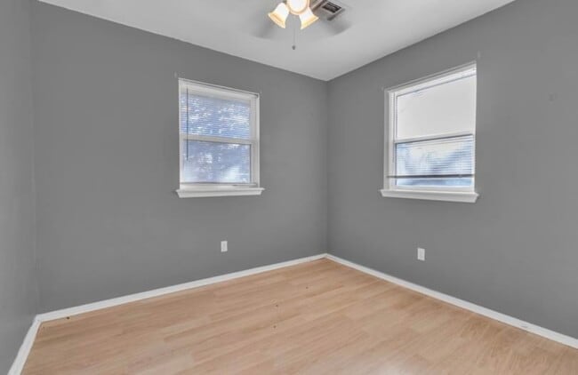 Building Photo - 801 Royal Ave