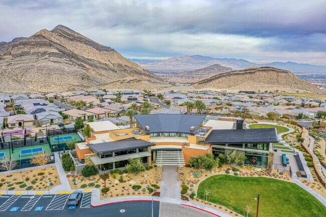 Building Photo - Stunning 5Bed/4.5 Bath home located in a prestigious guard gated community of Reverence in Summerlin