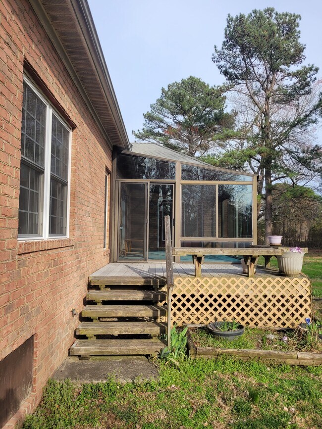 Building Photo - 147 Sir Guy Dr