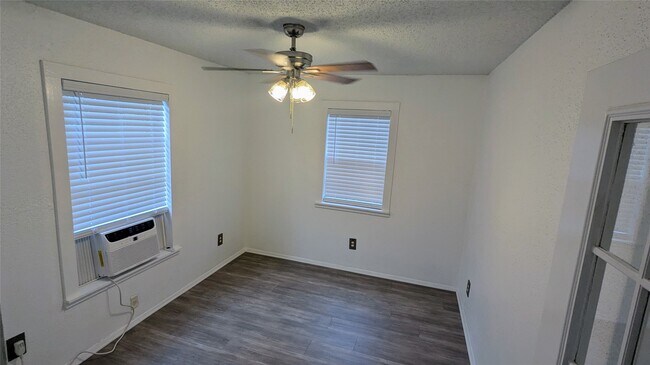 Foto del edificio - 4615 Woodside St