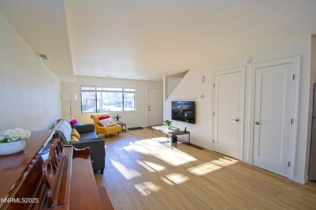 Building Photo - 125 Mary St