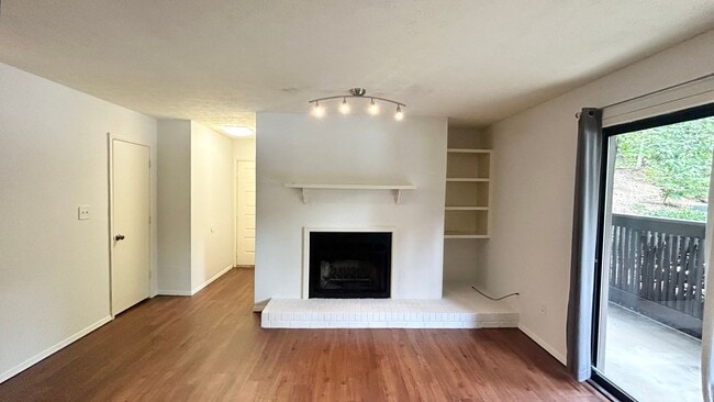 Building Photo - Vinings Run 1 Bedroom Condo, Minutes from ...