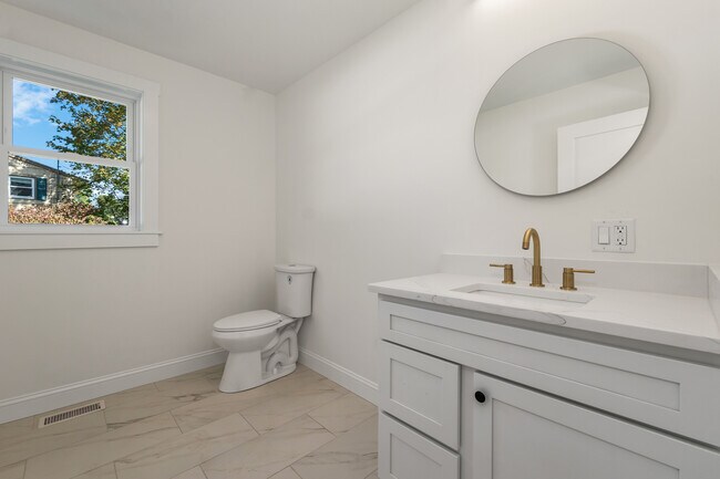 Building Photo - 60 Horne St