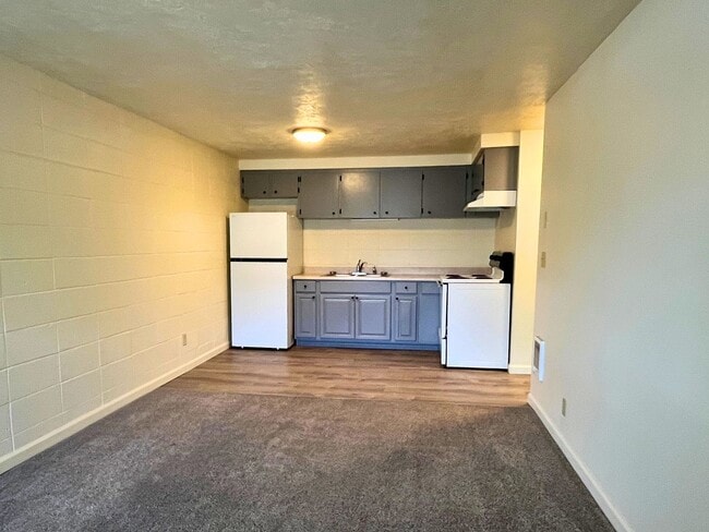 Building Photo - (CAM 9)  Very Nice Large 1 bed Apt - Close...