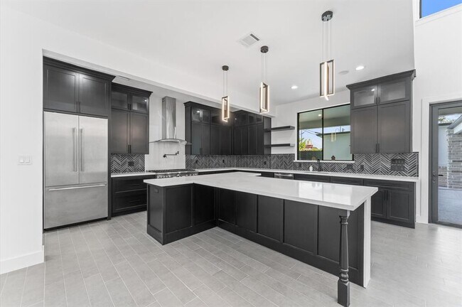 Building Photo - 10070 Cedardale Dr