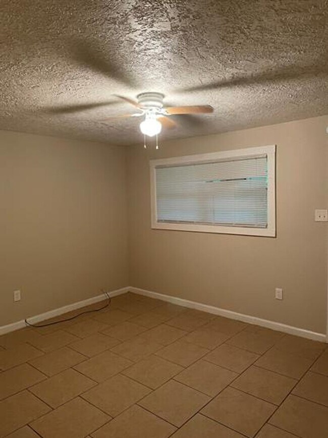 Building Photo - Duplex for Rent