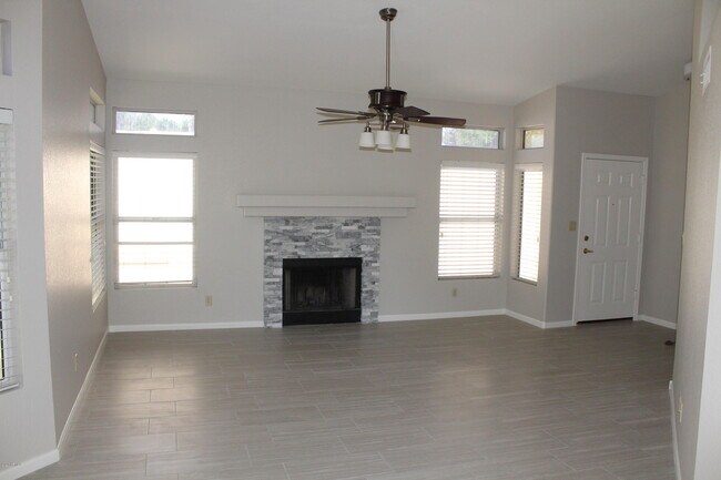 Building Photo - 1530 E Beacon Dr