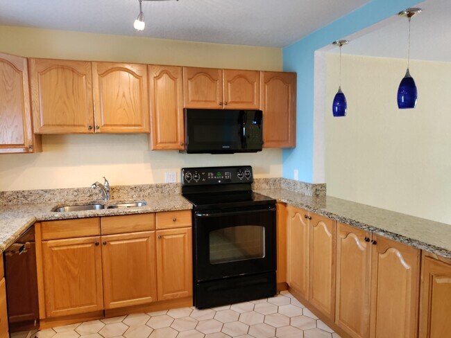 Building Photo - 421 S Lakeside Dr