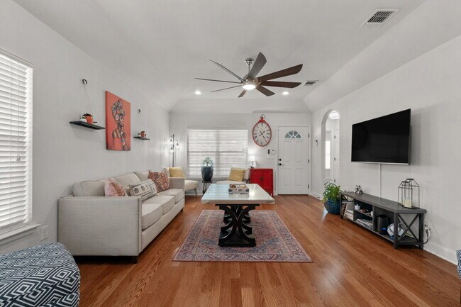 Foto del edificio - 519 Claude W Black St