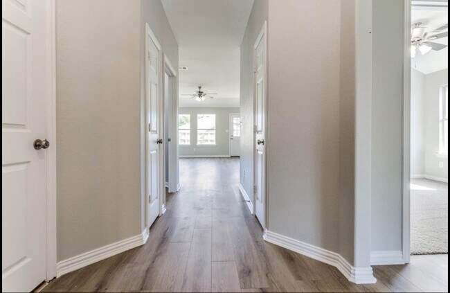 Building Photo - 513 Creekside Dr