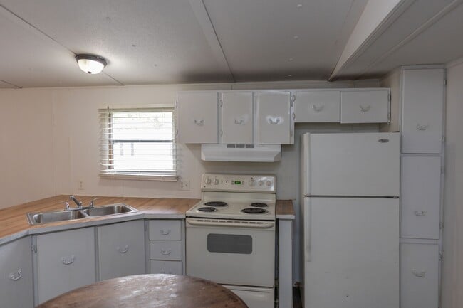 Building Photo - 1394 McGee St