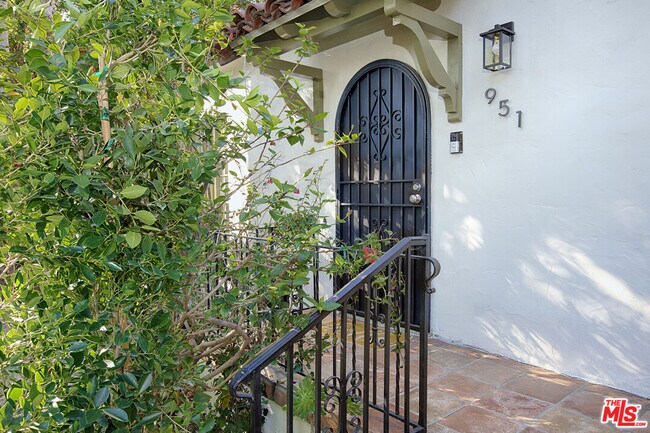 Foto del edificio - 951 N Martel Ave