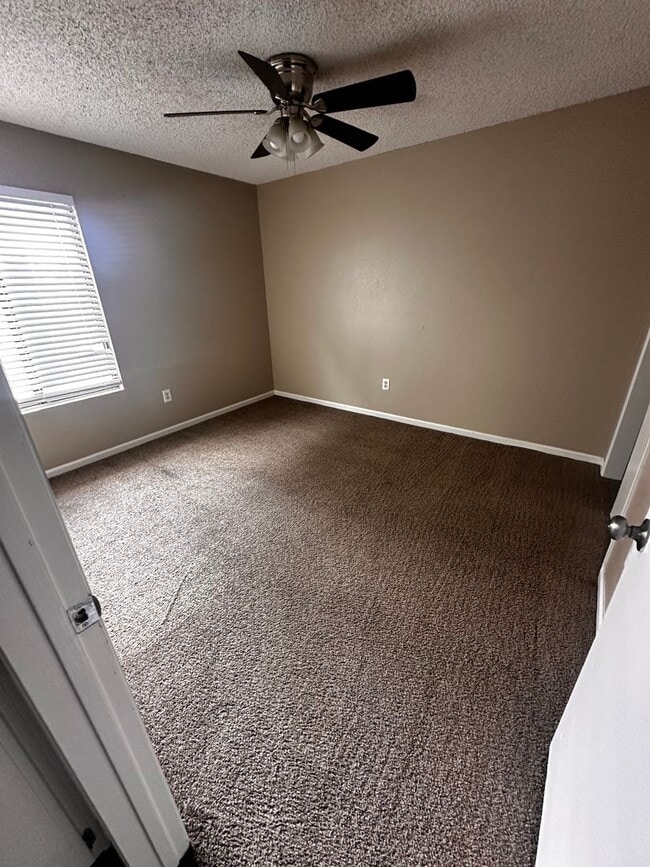 Building Photo - 6004 Hill Dale Ct
