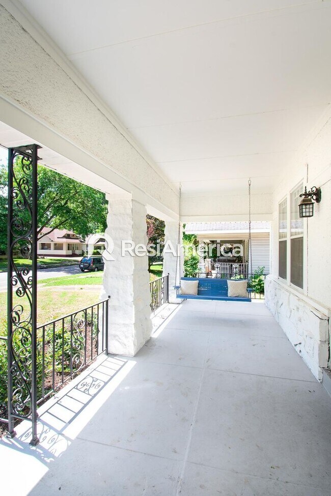 Building Photo - Beautiful 3/3 Craftsman in a Great Midtown...