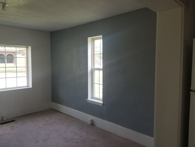 Contrasting living room walls - 202 10th St