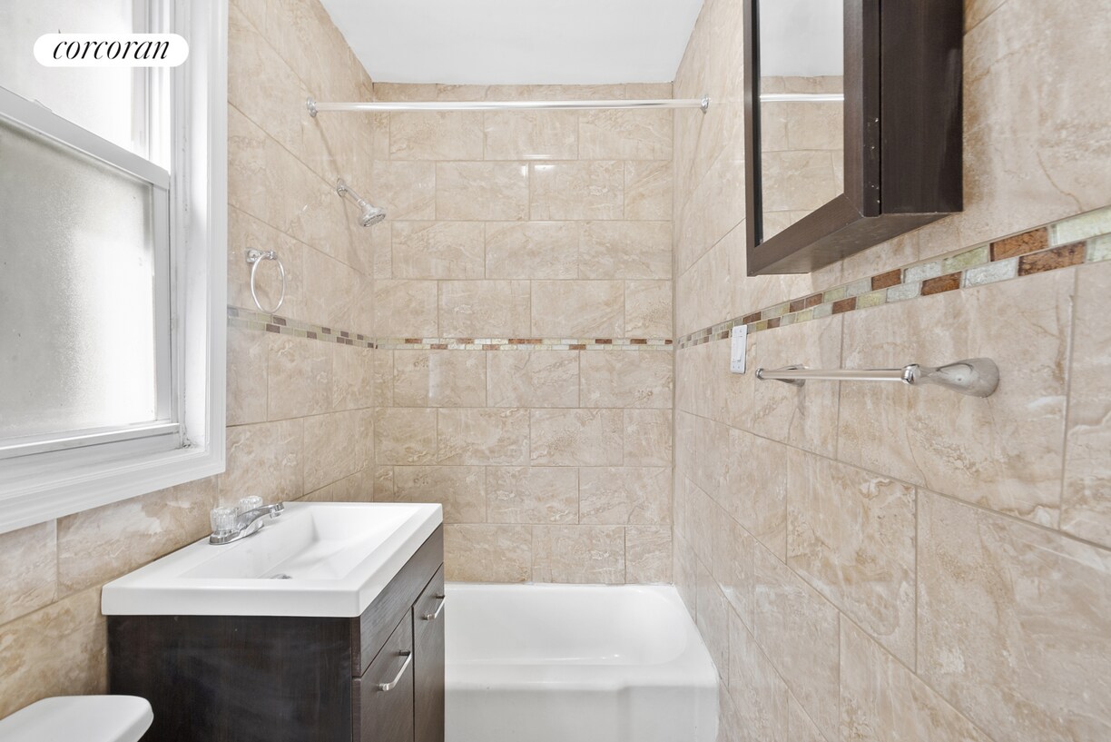 Building Photo - 558 Eastern Pkwy