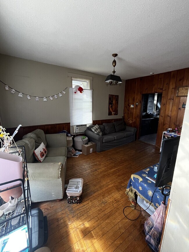 Foto del edificio - Nice 4 Bed 1 Bath close to UWEC and Water ...