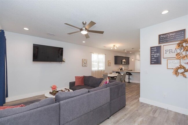 Building Photo - 2013 E Waters Ave