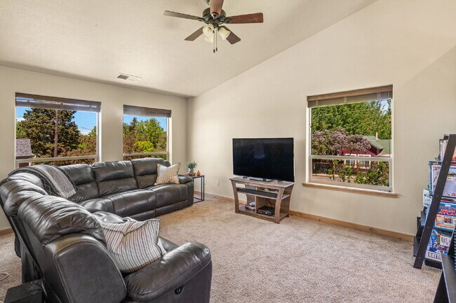Building Photo - Spacious 3-Bed, 2-Bath Upper-Level Duplex