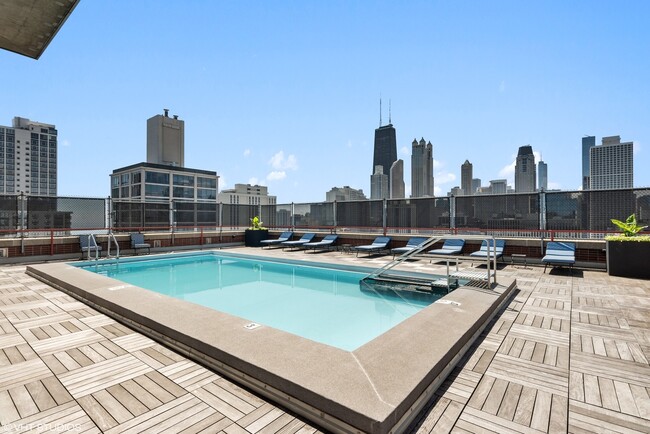 Foto del edificio - 1325 N State Pkwy
