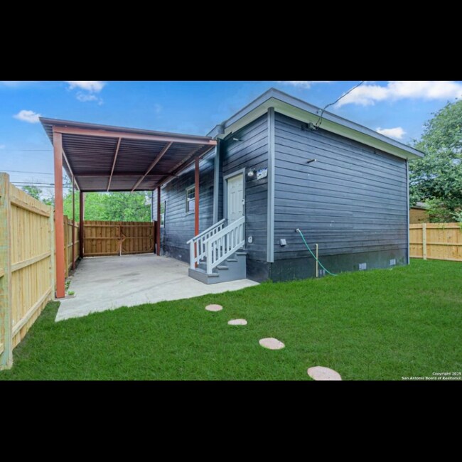 Building Photo - 210 N San Jacinto St