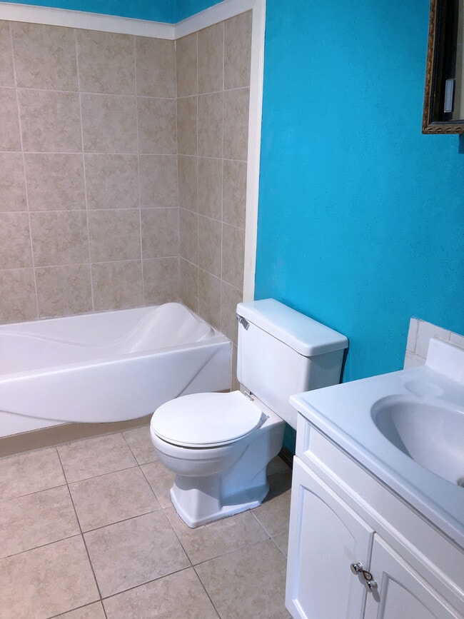 Bathroom - 1211 W Chestnut St