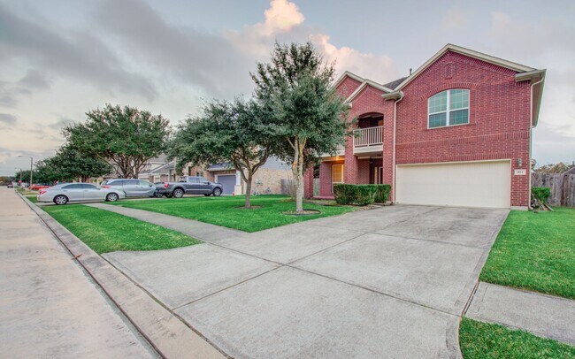 Building Photo - Beautiful 4 bed/ 3 bath home near lake and...