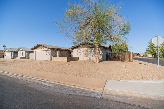 Building Photo - 2166 E Diamond Ave