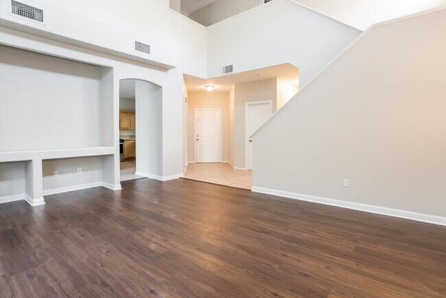Foto del edificio - 4933 Royal Lake Ave