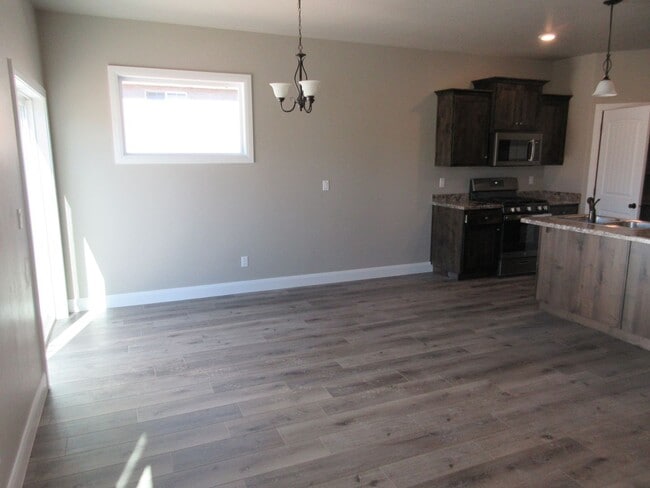 Building Photo - 3 Bedroom - 2.5 bathroom - in the heart of...