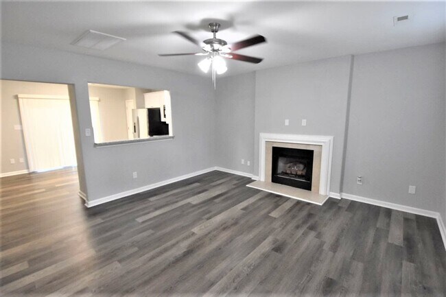 Building Photo - 1815 Oakdale Green Dr
