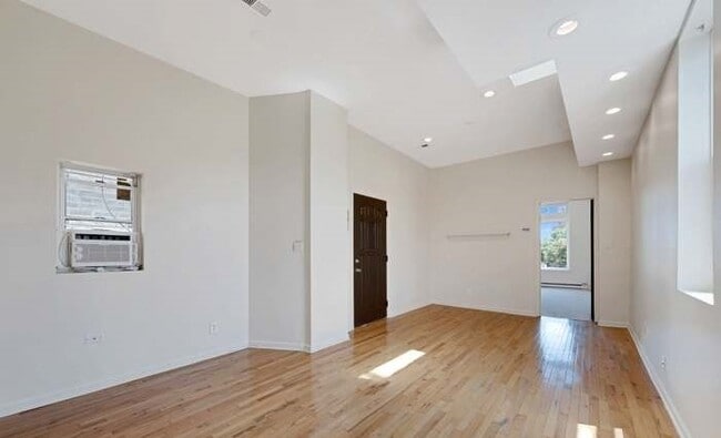 Building Photo - 4106 S Lake Park Ave
